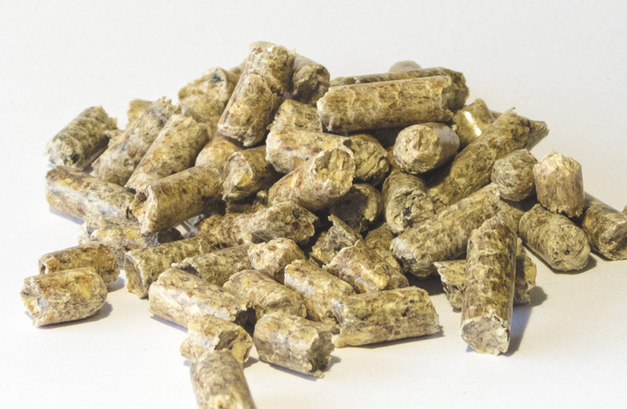 Närbild på en liten hög värmepellets